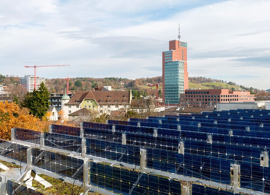 Вертикални соларни панели позволяват озеленяване на покрива
