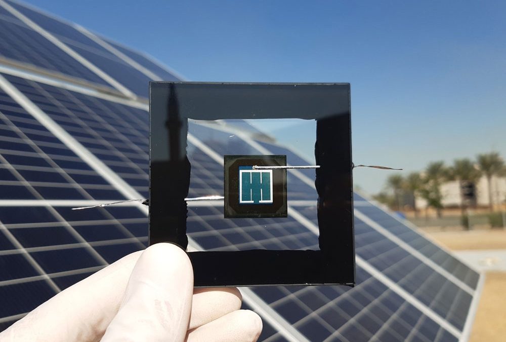 Перовскитно-силициеви соларни клетки запазват 80% ефективност след 1 година
